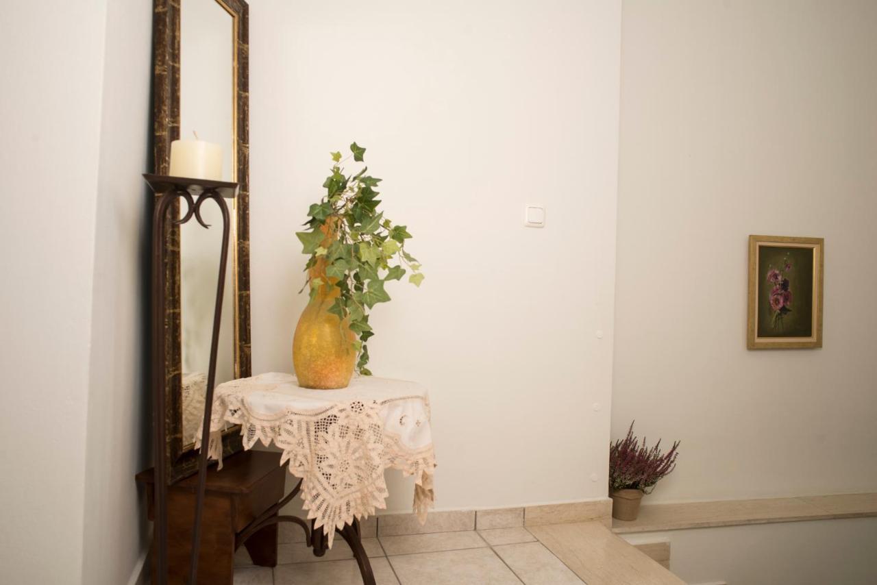 Maisonette With Garden In The Heart Of The Historical Kalamata Center エクステリア 写真