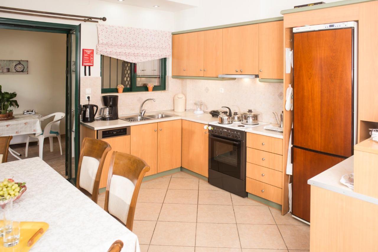 Maisonette With Garden In The Heart Of The Historical Kalamata Center エクステリア 写真