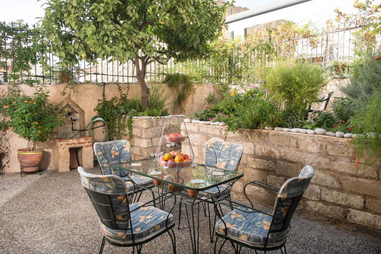 Maisonette With Garden In The Heart Of The Historical Kalamata Center エクステリア 写真