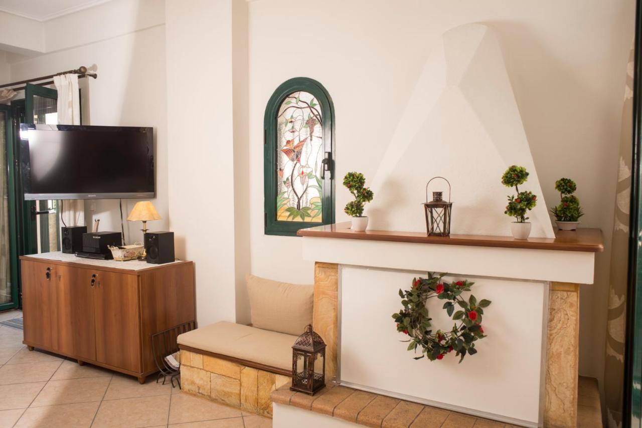 Maisonette With Garden In The Heart Of The Historical Kalamata Center エクステリア 写真