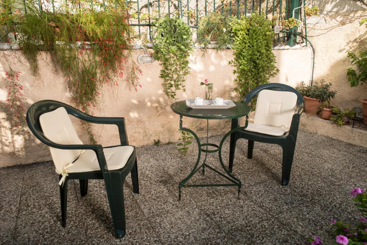 Maisonette With Garden In The Heart Of The Historical Kalamata Center エクステリア 写真